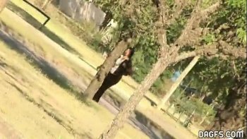 Девушка с огненными волосами гуляет голышом