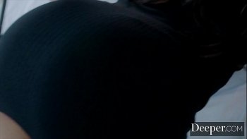 Киска женщины поднимается и опускается