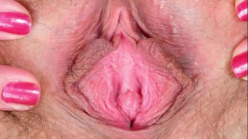 Широко раскинула ножки и отдалась